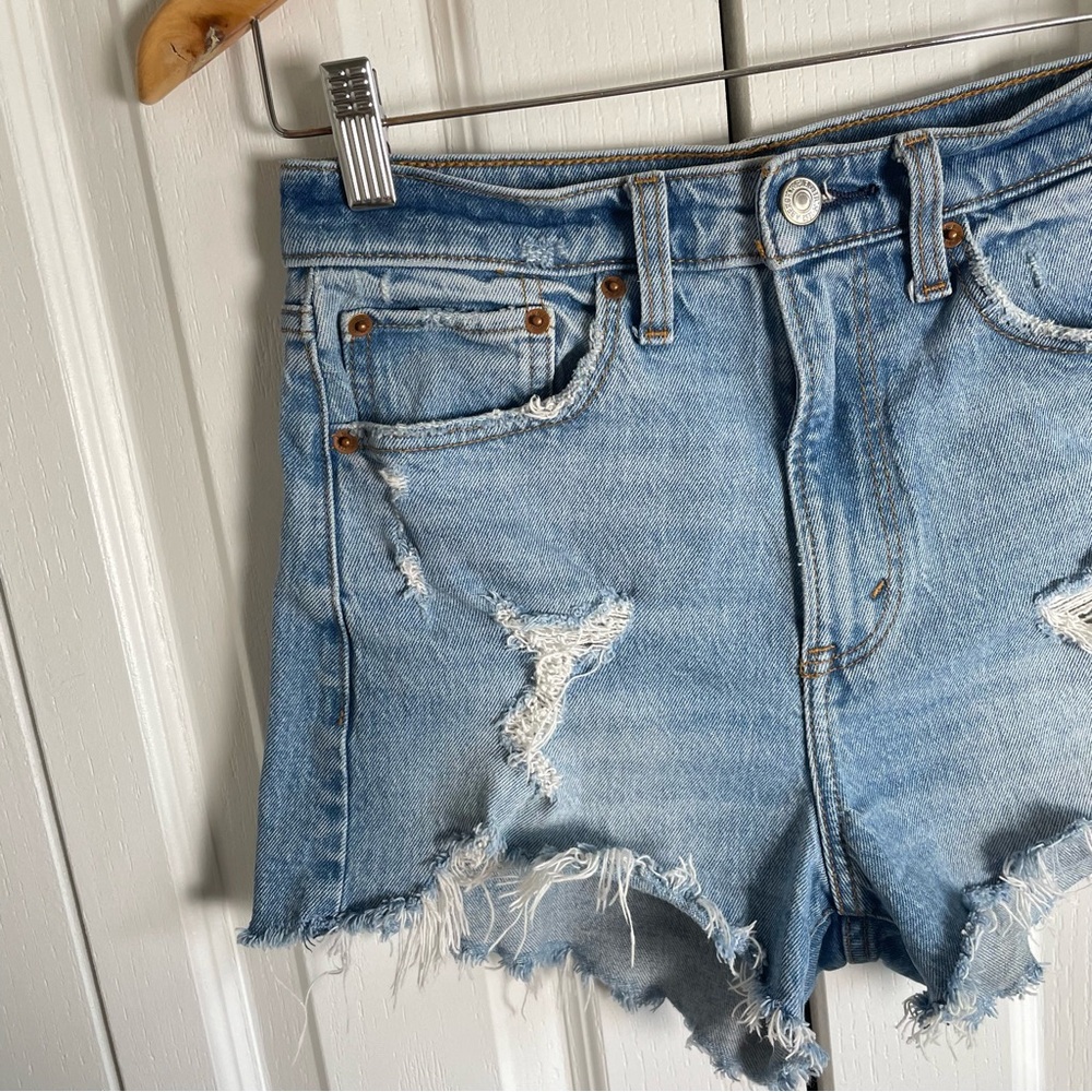 EUC Abercrombie & Fitch High Rise Mom Shorts Women’s 25 Blue Light Wash Stretch - Picture 2 of 14